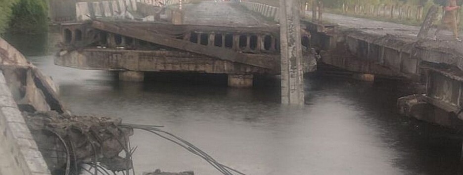 Під Києвом через блискавку зруйновано міст: є загиблий (фото)