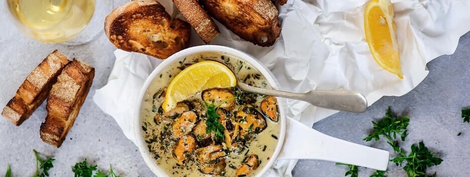 Середземноморська вечеря: готуємо мідії у вершковому соусі