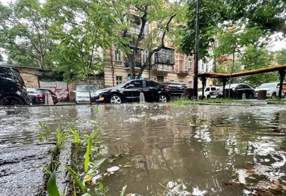 Непогода в Одессе - дождь затопил улицы и остановил транспорт - видео - фото 1