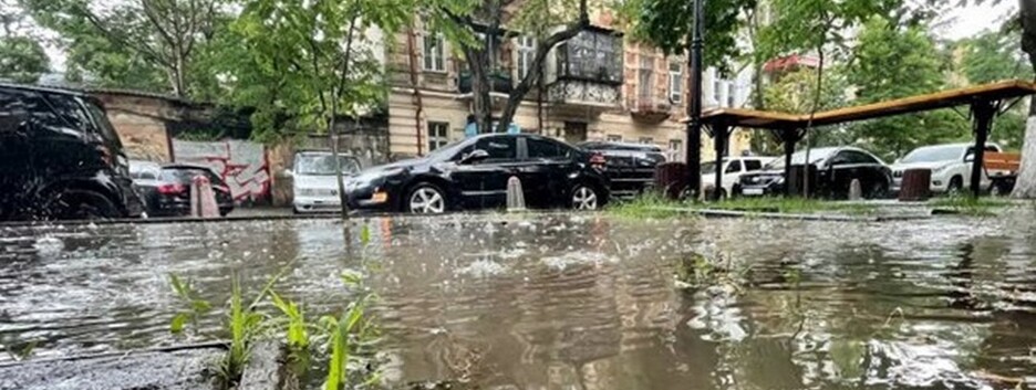 Дороги превратились в реки: в Одессе прошел сильный ливень (фото, видео)