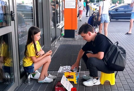 В Киеве 10-летняя чемпионка мира по шашкам играет с прохожими за донаты ВСУ