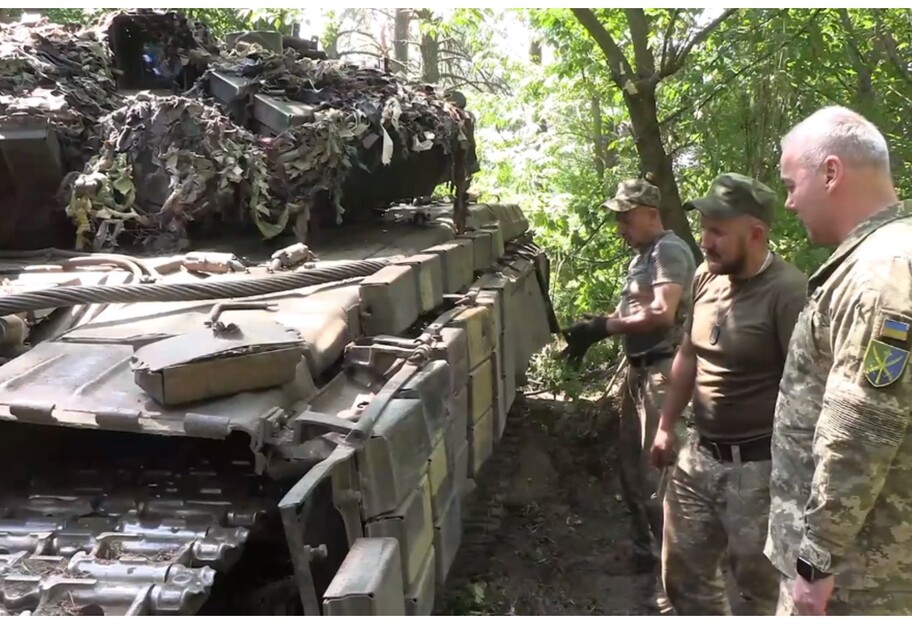 Сергей Наев посетил позиции ВСУ - командующий объединенных сил оказал помощь танковому подразделению - фото 1