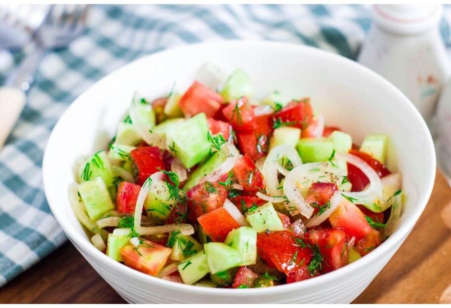 Салат з огірків та помідорів - як приготувати літню страву - покроковий рецепт - фото 1