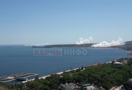 В районі Кримського мосту спостерігаються клуби диму: в чому причина (відео)