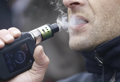 Украинцам запретили курить "электронки" в общественных местах: размер штрафов