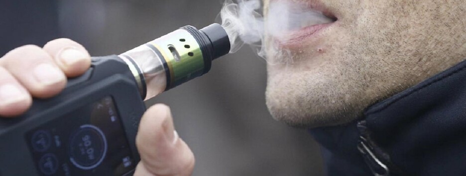 Украинцам запретили курить "электронки" в общественных местах: размер штрафов