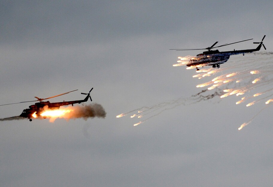 Вертолет Ми-8 стреляет ракетами - ВСУ нанесли авиаудар по оккупантам, видео - фото 1