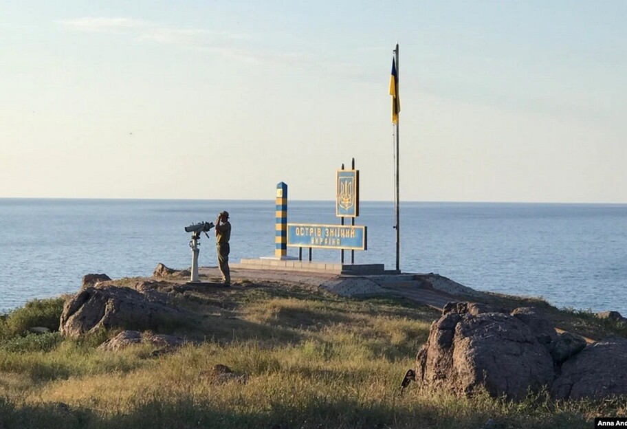 Остров Змеиный освобожден от россиян - ВСУ подняли флаг Украины - фото 1