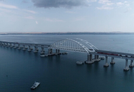 Притащили старое корыто: как РФ хочет защитить Крымский мост от ракетного удара