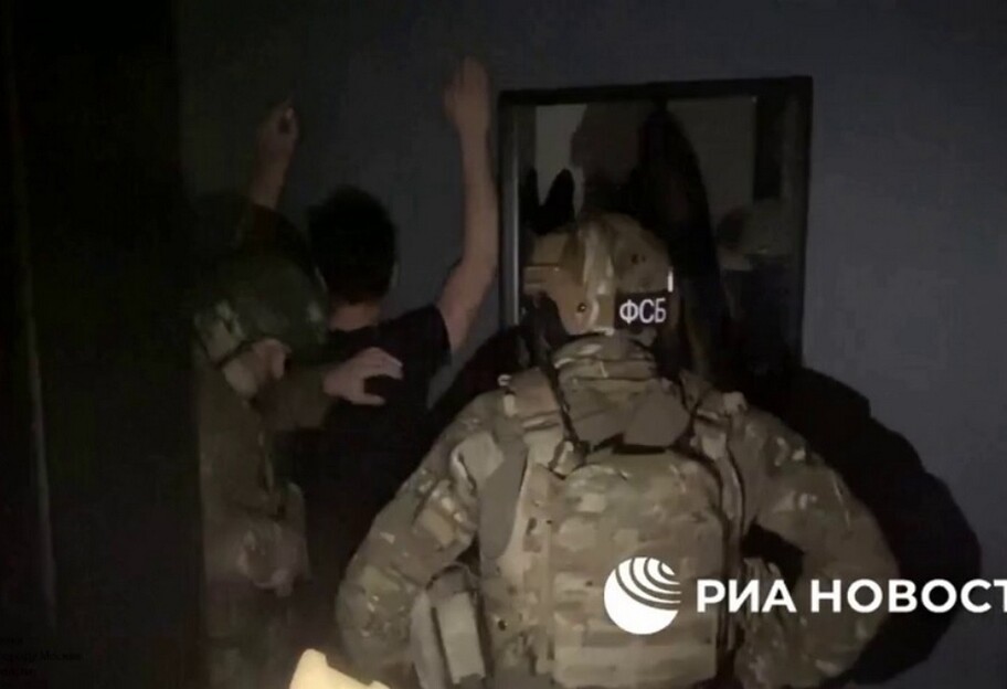 Россияне переводят деньги на ВСУ - спецслужбы РФ вламываются в их дома, видео - фото 1