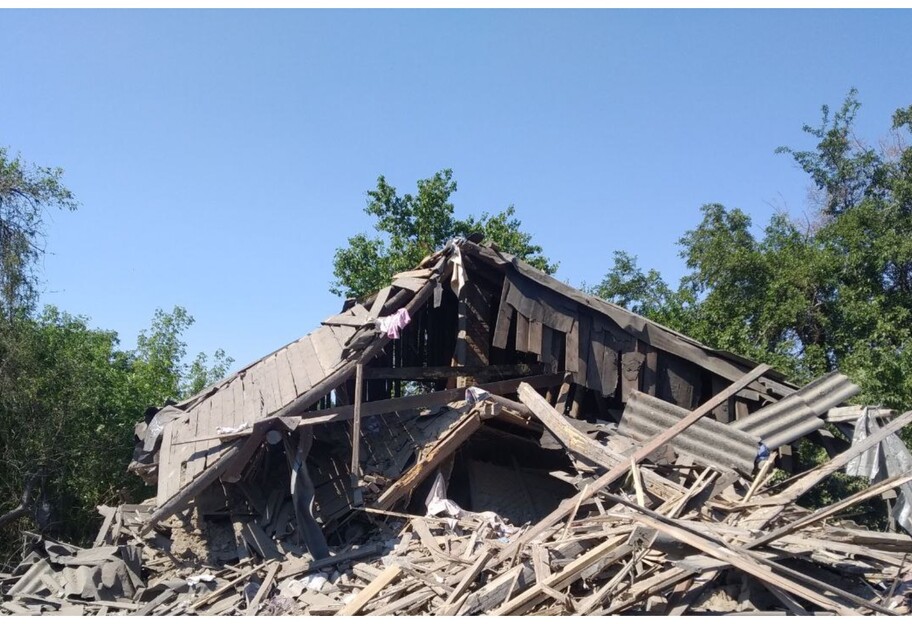 Обстріл Торецька 6 липня - росіяни влучили у житловий будинок, під завалами люди - фото - фото 1