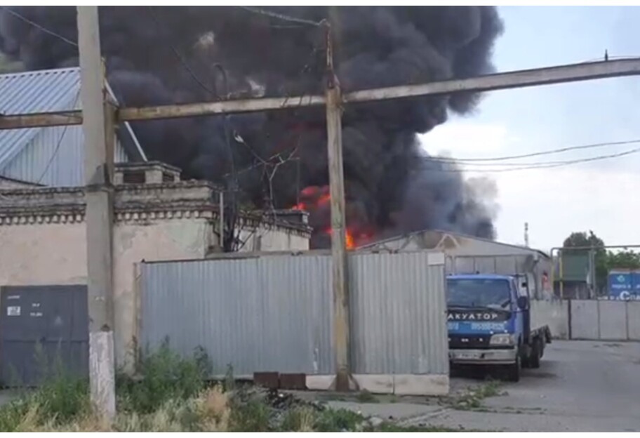 Вибухи у Херсоні 6 липня - горить склад боєприпасів росіян - відео - фото 1