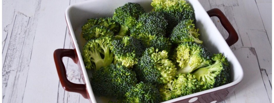 Полюбят даже дети: рецепт брокколи, запеченной с пармезаном (видео)