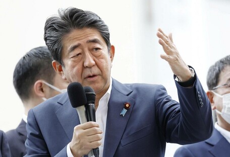 Экс премьер-министр Японии скончался: утром на него совершил покушение 