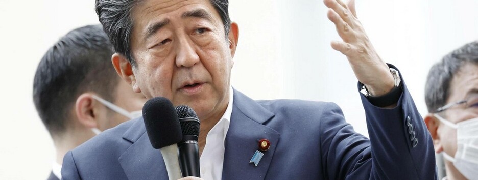 Экс премьер-министр Японии скончался: утром на него совершил покушение 