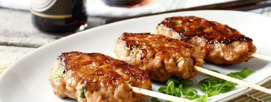 Пикник на кухне: рецепт котлет, запеченных на шпажках 