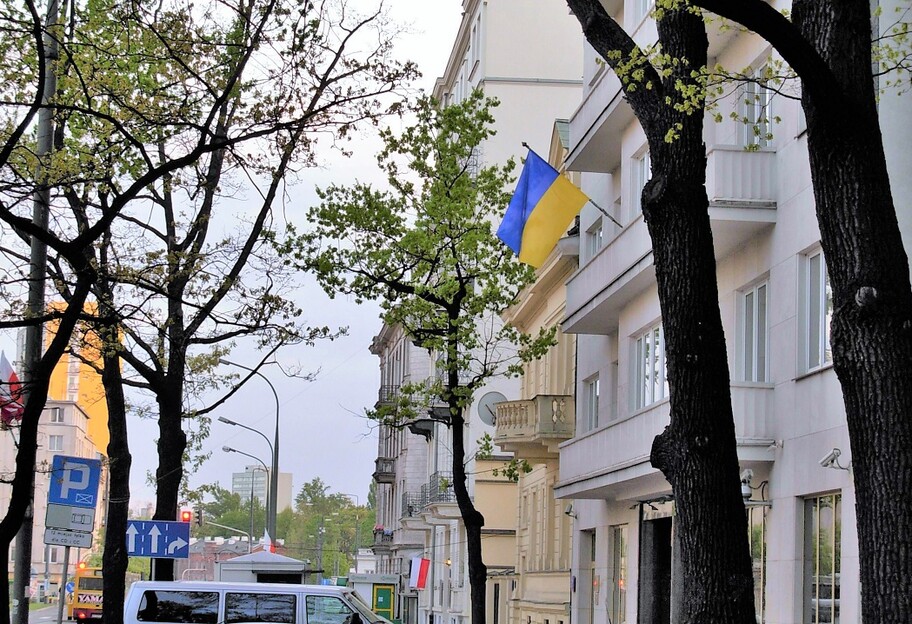 Посольство Украины в Польше рассказало, как попасть на прием - фото 1
