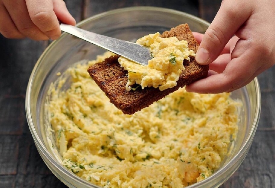Салат з яєць - як приготувати намазку для грінок - рецепт - фото 1