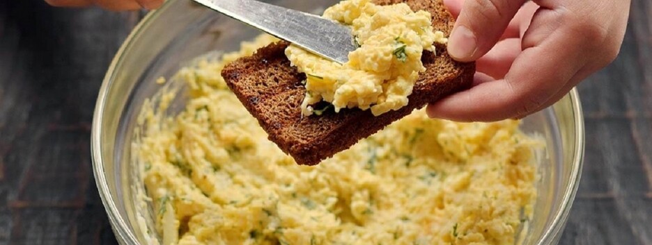 Сытный завтрак: рецепт сэндвичей с яичным салатом