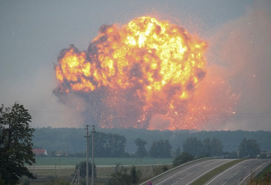 Взрывы в Луганске - ВСУ уничтожили склады боеприпасов РФ - видео - фото 1