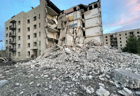 РФ обстріляла будинок у Часовому Яру: під завалами залишаються 34 людини (фото)