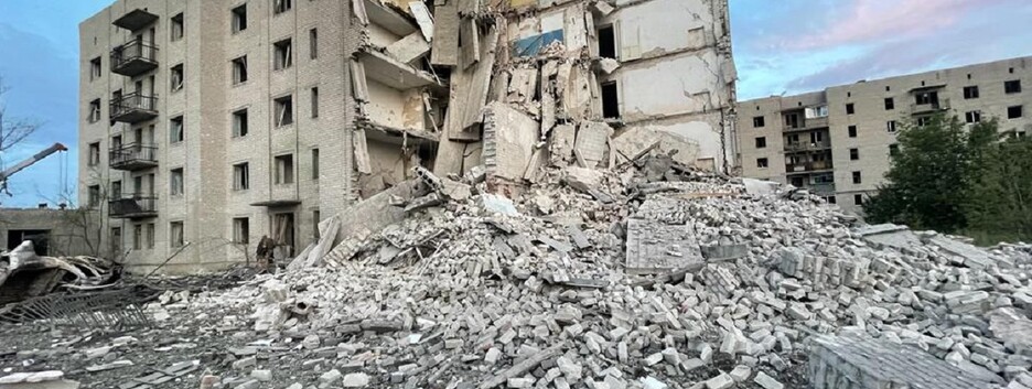 РФ обстріляла будинок у Часовому Яру: під завалами залишаються 34 людини (фото)