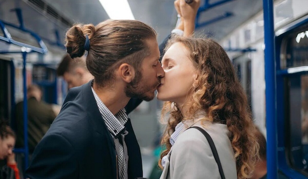 Астрологи назвали знаки Зодиака, которые не стесняются показывать чувства прилюдно  фото