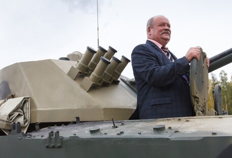 Обещал всех перестрелять: в России депутат застрял в танке (видео)
