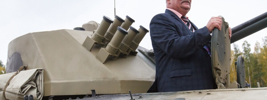 Обіцяв усіх перестріляти: у Росії депутат застряг у танку (відео)