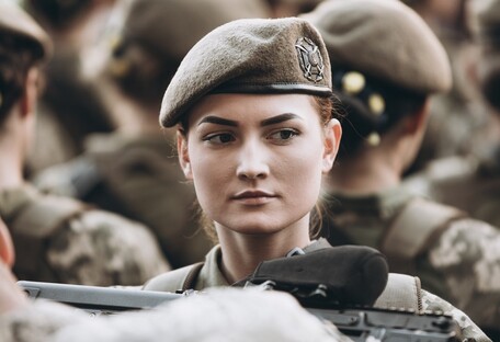 Женщины, вставшие на воинский учет, не смогут покинуть страну без разрешения военкомата