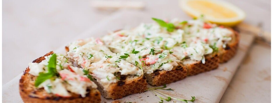 Ідеально для бутербродів: рецепт ніжної намазки з крабових паличок