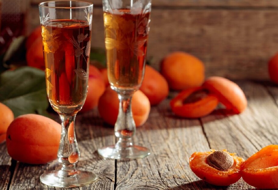 Ликер из абрикосов - как приготовить напиток на зиму - рецепт - фото 1