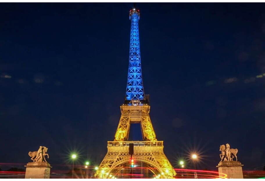 День взяття Бастилії - у Парижі підсвітили Ейфелеву вежу кольорами прапора України - фото 1