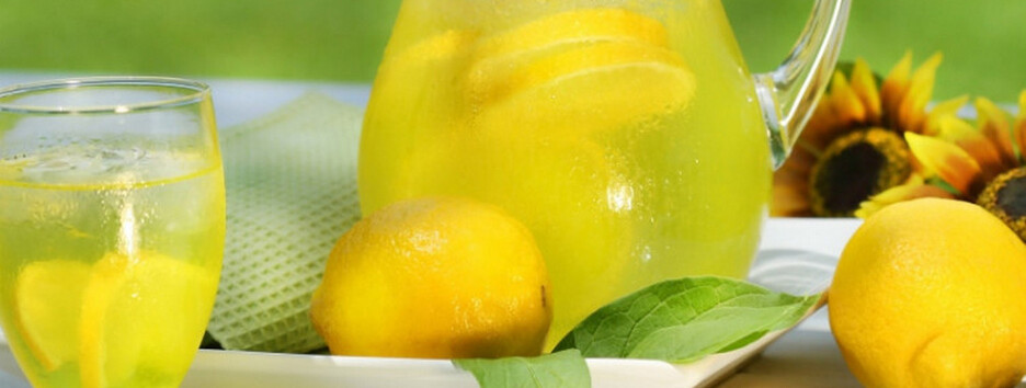 Освежающий заряд витаминов: рецепт напитка с лимоном и латуком 