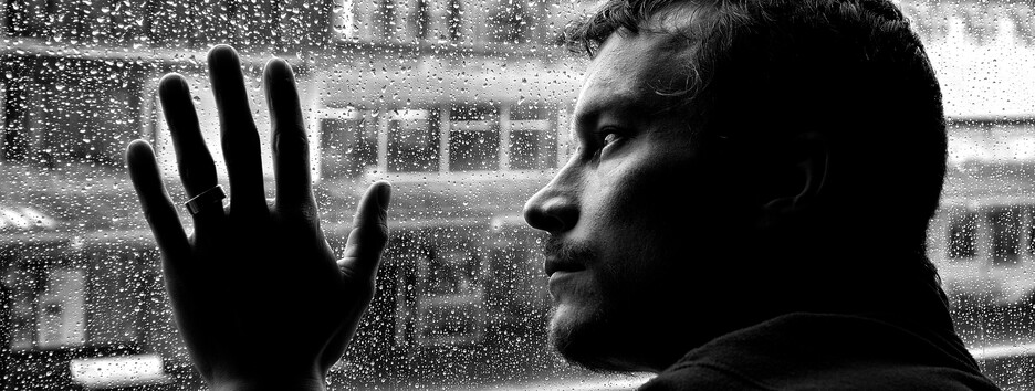 Тримають емоції всередині: знаки Зодіаку, які схильні впадати у депресію