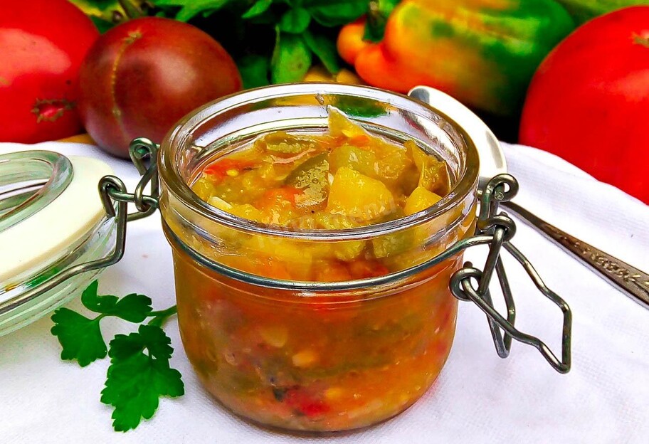 Консервированный салат из цукини и помидоров - пошаговый рецепт - фото 1