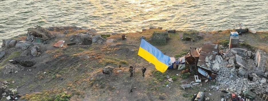 Повернення Зміїного: з острова вивезли ворожу техніку та евакуювали кота (відео)