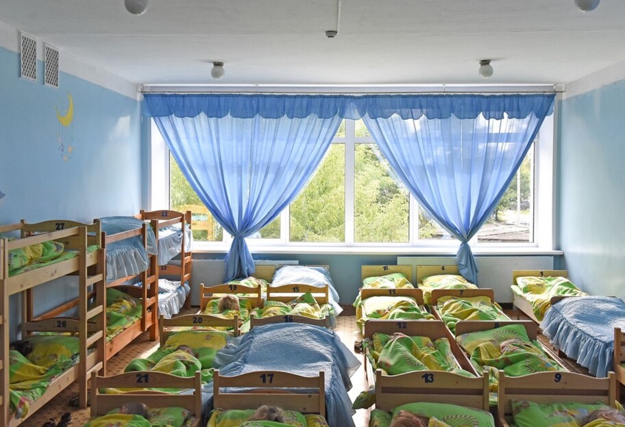 Детсады перенесут спальные места в подвалы на случай воздушной тревоги - фото 1