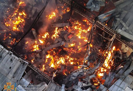 Армія РФ обстріляла Миколаїв: спалили склад із гуманітарною допомогою (відео, фото)