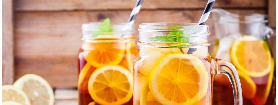 Освежает в жару: рецепт сладкого холодного чая со льдом 