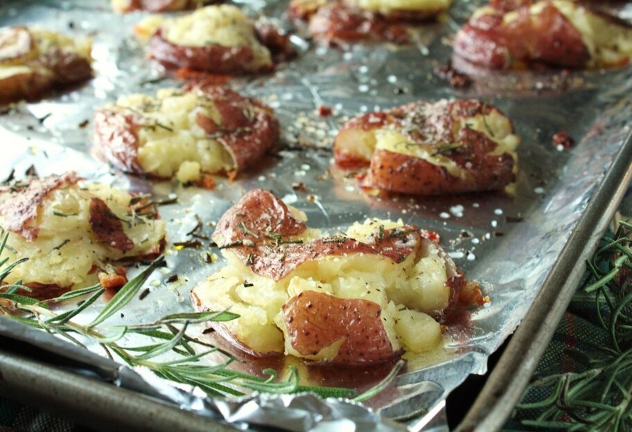 Раздавленный картофель в духовке - рецепт Crash Hot Potatoes  - фото 1
