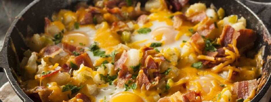 Сытный испанский завтрак: готовим острую яичницу с картофелем