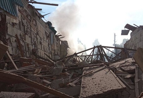 В Чугуеве из-под завалов достали трех человек, разбор продолжается (фото разрушений)