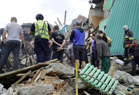 Ракетный удар по Чугуеву: под завалами нашли тело женщины (фото)