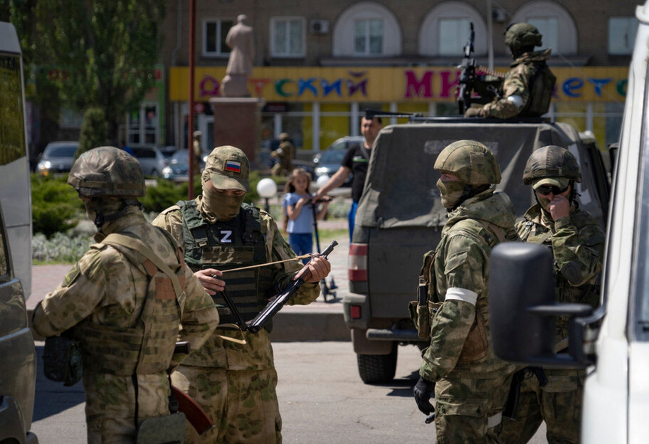 Россияне в Мелитополе грабят украинцев - присваивают жилье и авто  - фото 1