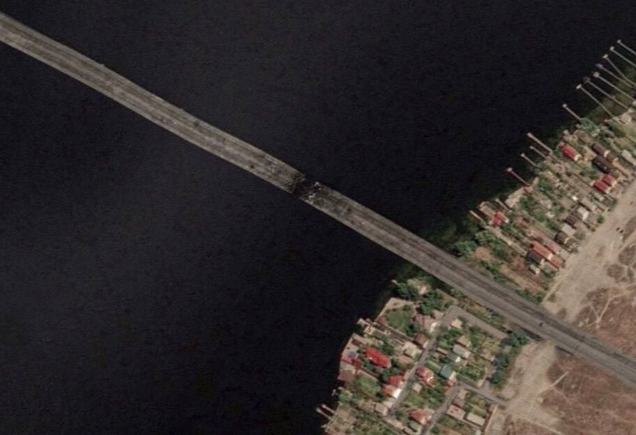 Удар по Антоновскому мосту - Подоляк дал шанс россиян сбежать из Херсона  - фото 1