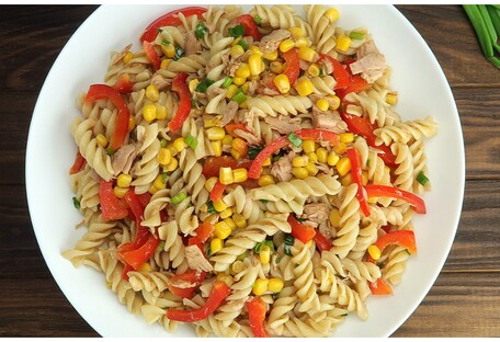 Ситний обід: рецепт салату з макаронів та овочів під соковитою заправкою