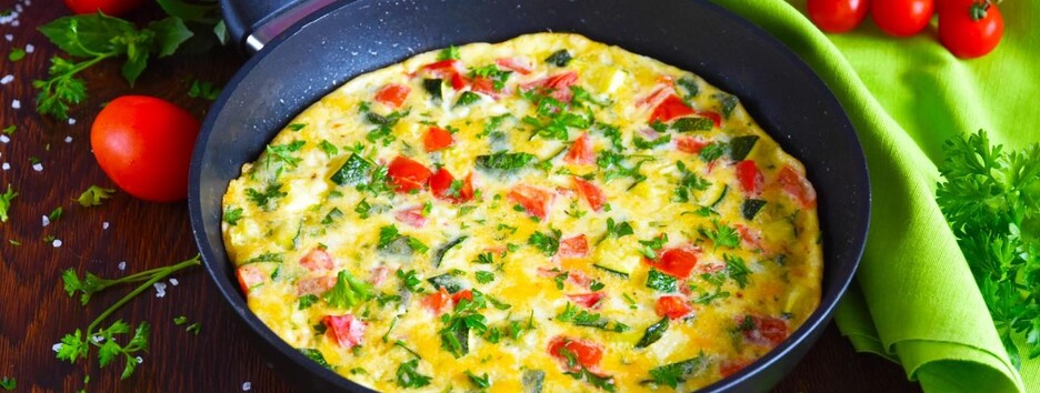 Легкий літній рецепт: омлет з кабачками та сиром