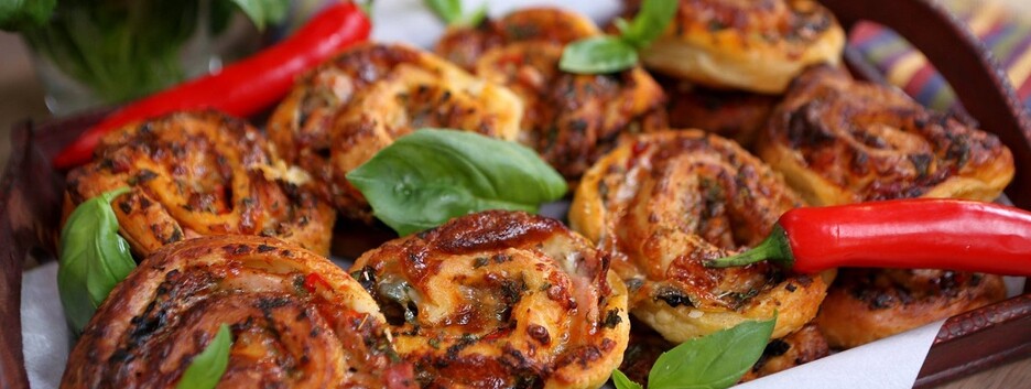 Пепероні на новий лад: готуємо піцу-роли з двома сирами