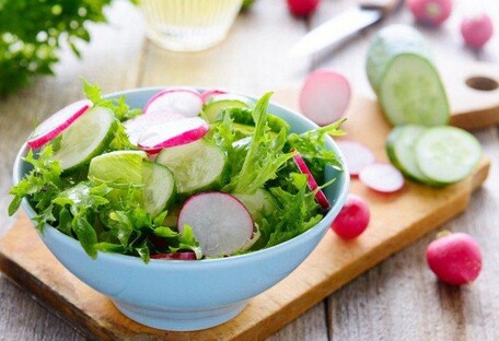 Грецький салат із огірком та м'ятою: літня страва на кожен день